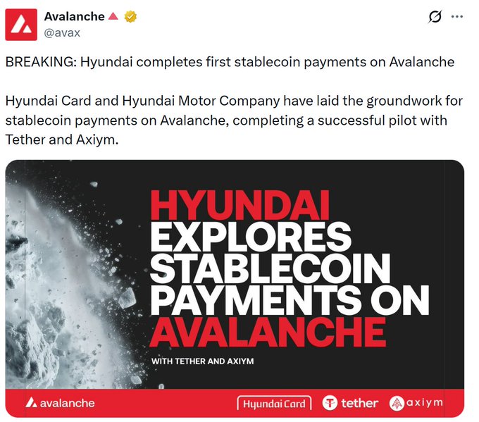 A tweet from Avalanche (@avax) announces "BREAKING: Hyundai completes first stablecoin payments on Avalanche," with a graphic reading "HYUNDAI EXPLORES STABLECOIN PAYMENTS ON AVALANCHE WITH TETHER AND AXIYM," highlighting partners Hyundai Card, Tether, and Axiym—visually supporting the Korean post about Hyundai Card and Hyundai Motor Company successfully piloting stablecoin payments on the Avalanche blockchain.