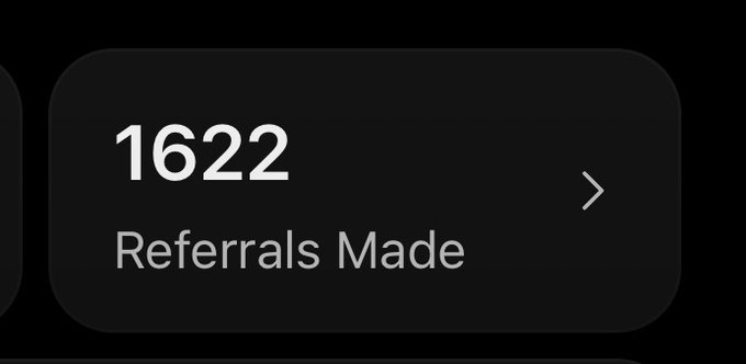 A dark dashboard card displays “1622” above “Referrals Made,” with a right-pointing chevron. It visually supports the accompanying post about the @Phantom referral program and its trading-fee rewards.