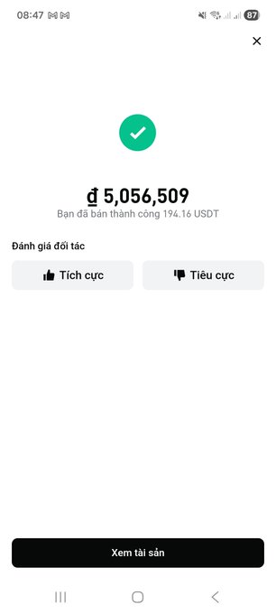 A Vietnamese-language app screenshot showing a successful withdrawal of 5,056,509 (approximately 194.16 USDT) with options to rate the counterparty as positive or negative.