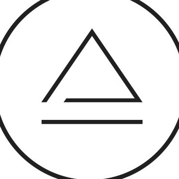 A circle with a horizontal line at the base (the symbol for Ethereum) is shown above a line, representing the sale of ETH by Alameda Research to Wintermute as mentioned in the accompanying post.