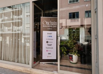 A storefront entrance with a banner reading 'Onchain BUILDERS DAY SEOUL,' listing partner brands including LineNext, Soneium, Mythical Games, Avalanche, Cookie3, and others.