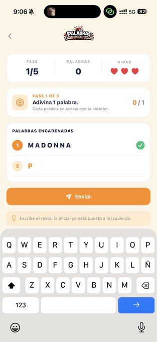 The image shows an iPhone screen displaying a game app called "Palabras enlace" with a scorecard for a game of summer. The scorecard includes information about the players, their scores, and the current leaderboard. The background color is white, which contrasts nicely with the black text on the screen.