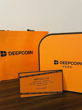 An orange Deepcoin-branded Mid-Autumn Festival gift box and matching shopping bag are displayed alongside a small "DEEPCOIN MOONCAKE SERIES LIMITED EDITION" greeting card, complementing the post's description of an all-orange, mid-autumn themed gift set.