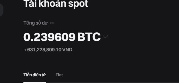 The image shows a Vietnamese-language crypto trading account (Tài khoản spot) displaying a total balance of 0.239609 BTC, approximately 631,228,809.10 VND. The post highlights skepticism about this screenshot—despite claiming a deal worth over $20K, the balance shown only equals roughly $25K in BTC, which would not have required a complex cash-out-to-bank strategy, suggesting the image may be fabricated or misleading.