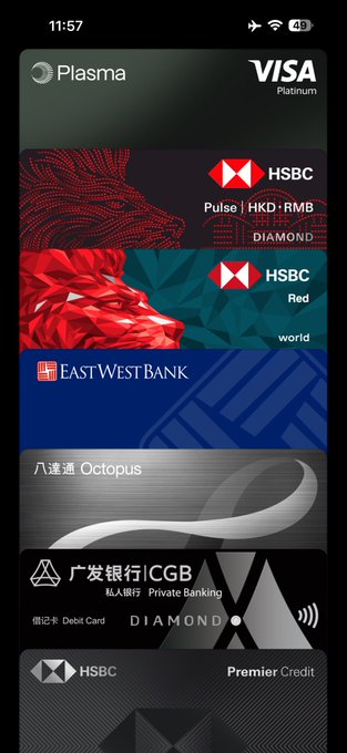 The image shows a cell phone screen displaying various credit card information, including Visa, Mastercard, and Discover cards. The text on the screen reads "plasma 美元97折 pluse 人民币96折 red 港币96折 实在不知道所谓的“限额”免手续费有什么可以作为卖点的". The screen is divided into three columns, with each column containing a different credit card.
