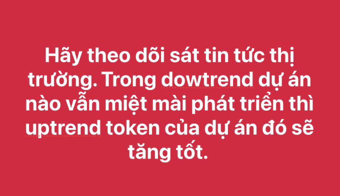 A red graphic with white Vietnamese text advising to follow market news, noting that tokens of projects developing well during a downtrend will rise.