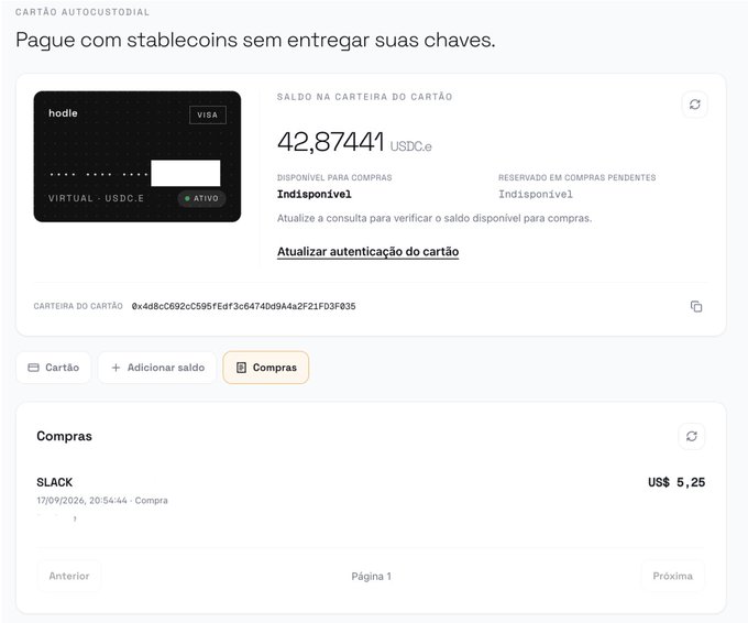 The image shows a Hodl custodial card dashboard in Portuguese ("Cartão Autocustodial" / "Pague com stablecoins sem entregar suas chaves") displaying a virtual USDC.e Visa card with a wallet balance of 42.87441 USDC.e, a recent 5.25 USD purchase at Slack, and wallet address 0x4d8cC692cC595fEdf3c647Db94A42F21FD3F835.

The "thcards" tagline aligns with this content by referencing the trending Hodl virtual Visa card, which lets users spend stablecoins without giving up custody of their private keys.