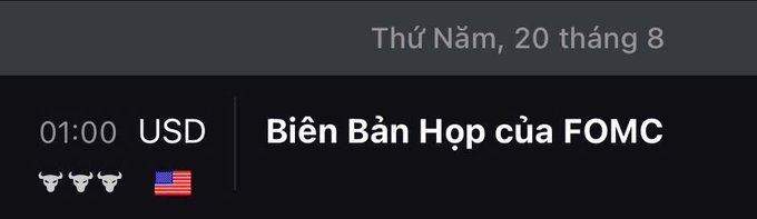 An economic calendar entry in Vietnamese showing 'Thứ Năm, 20 tháng 8' at '01:00 USD' for 'Biên Bản Họp của FOMC' with three bull head icons and a US flag.