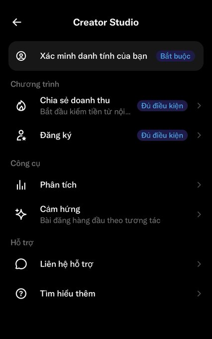 The image shows a TikTok Creator Studio menu in Vietnamese, displaying options like identity verification (marked as mandatory), revenue sharing program, registration, analytics, inspiration, and support. This appears to be related to the creator's question about whether to start monetizing their TikTok account, as the Creator Studio shows their eligibility status ("Đủ điều kiện" - Eligible) for the revenue sharing program.