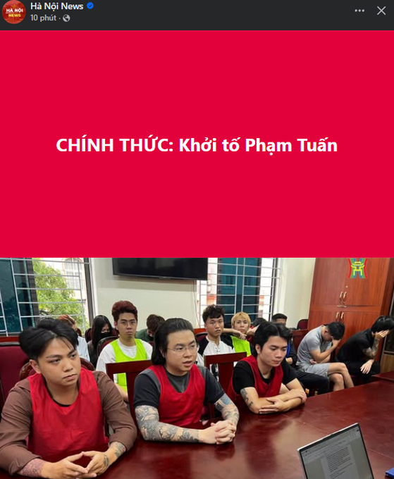 A screenshot from Hà Nội News with the headline 'CHÍNH THỨC: Khởi tố Phạm Tuấn', showing several individuals seated in red vests inside a room.