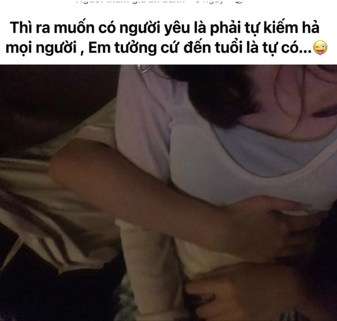 Vietnamese text reads "Thì ra muốn có người yêu là phải tự kiếm hà mọi người, Em tưởng cứ đến tuổi là tự có..." (translating to "So to have a lover you have to find one yourself, I thought it would just come when you reach a certain age..."), paired with a dimly lit photo of a person in a white top, illustrating the post's humorous take on a girl asking whether love comes to you or if you have to seek it out.