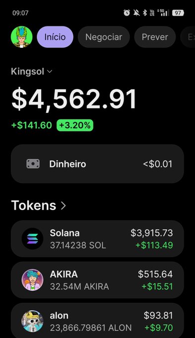 Mobile crypto wallet screenshot showing a Kingsol portfolio worth $4,562.91 (+3.20%, +$141.60), with holdings in Solana ($3,915.73), AKIRA ($515.64), and alon ($93.81).