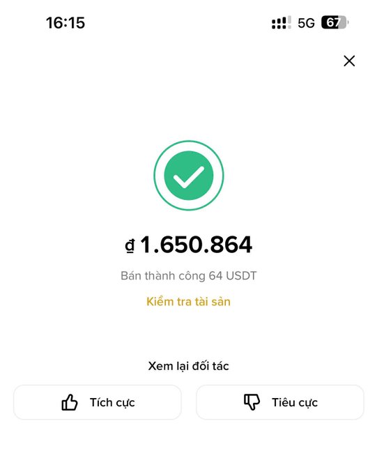 A mobile app screenshot shows a successful transaction with a green checkmark, displaying 'đ 1.650.864', 'Bán thành công 64 USDT', 'Kiểm tra tài sản', and buttons for 'Tích cực' and 'Tiêu cực'.