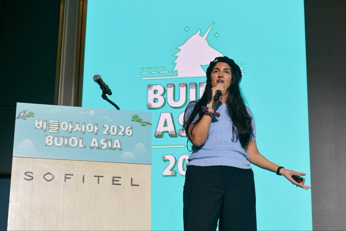 A female speaker presents at "BUILD ASIA 2026" (비둘아시아 2026) at the Sofitel, standing at a podium with a microphone.