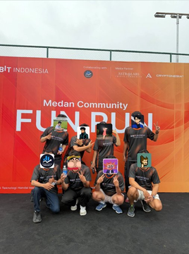 A group of runners poses at the 'Medan Community FUN RUN' event, with an orange backdrop displaying logos including 'BIT INDONESIA', 'Smartfren', 'Ant Group', and 'Crypto.com'.