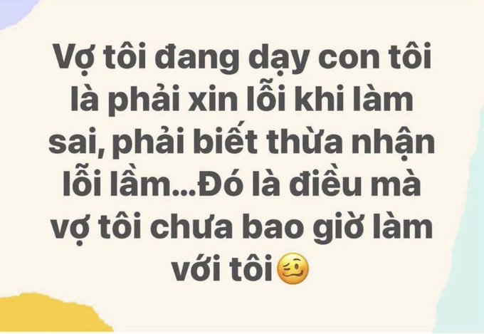 A graphic with Vietnamese text that reads: 'Vợ tôi đang dạy con tôi là phải xin lỗi khi làm sai, phải biết thừa nhận lỗi lầm...Đó là điều mà vợ tôi chưa bao giờ làm với tôi 😉', roughly translating to a joke about a wife teaching their child to apologize for mistakes, which she never does herself.