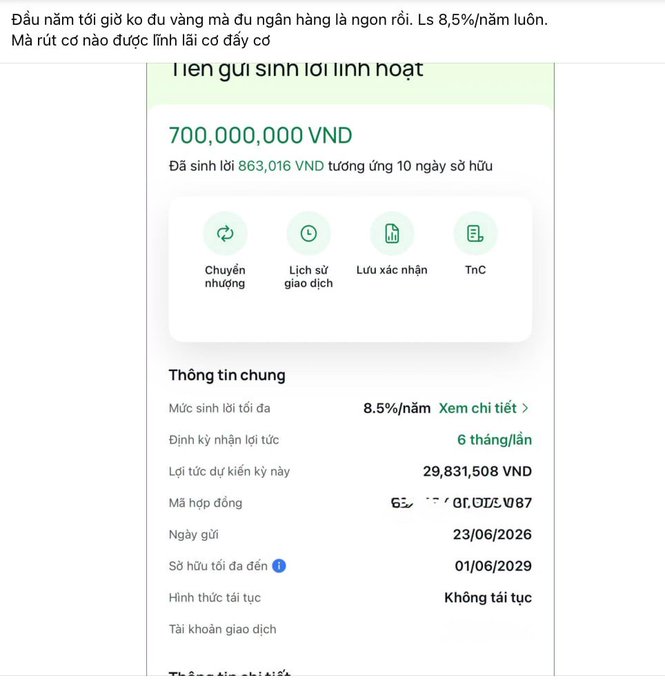 A Vietnamese banking app screenshot showing a savings account with 700,000,000 VND earning 8.5%/year interest, with 863,016 VND already generated over 10 days of holding, posted by someone asking whether to advise their sister's friend to withdraw the deposit to buy Bitcoin instead.