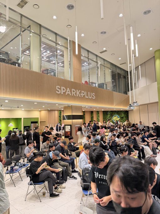 A large crowd of attendees fills the SPARKPLUS venue at Korea Blockchain Week, where @verona_dev is engaging the audience with discussions on AI infrastructure, focusing on key questions about verification, payment, data sourcing, and system building for AI agents.