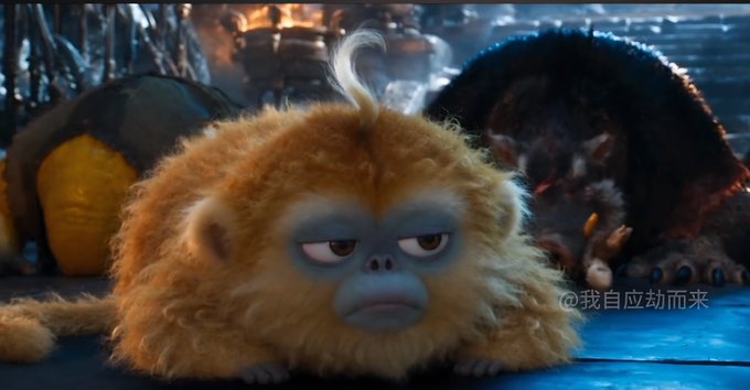 A CGI furry monkey character with orange fur and a blue face lying down with a tired expression, with Chinese text '@我自应劫而来' in the corner.