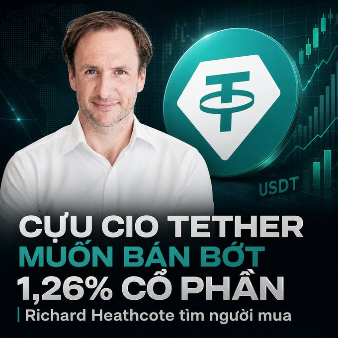 The image features a man in a white shirt beside the Tether (USDT) logo and green trading charts, with Vietnamese text reading "CỰU CIO TETHER MUỐN BÁN BỚT 1,26% CỔ PHẦN | Richard Heathcote tìm người mua," illustrating the post about former Tether CIO Richard Heathcote seeking a buyer for his 1.26% stake in the company.