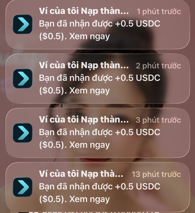 A screenshot of mobile wallet notifications in Vietnamese showing multiple deposits of '+0.5 USDC' at 1, 2, 3, and 13 minutes ago.