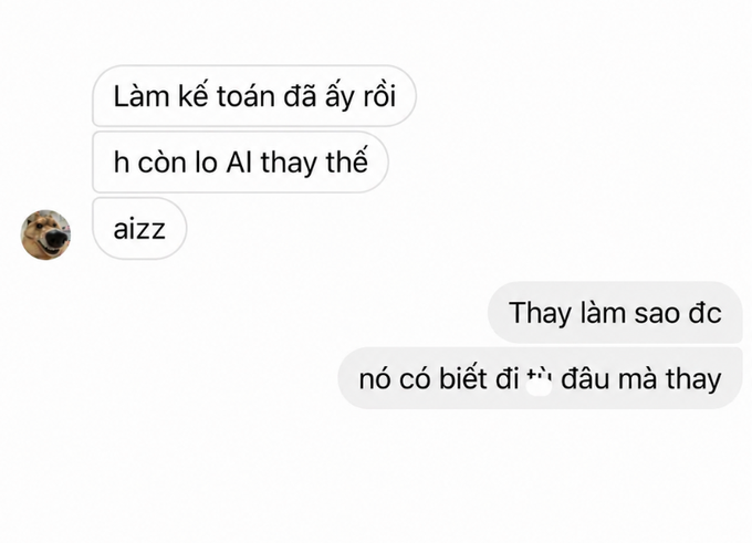 A Vietnamese chat conversation where one person says they already work in accounting and isn't worried about AI replacement, responding that AI doesn't know how to calculate figures.