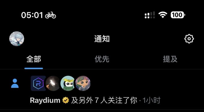 The image shows a Chinese-language notification screen displaying "05:01" with a cycling icon, 100% battery, and a notification from Raydium (with verified badge) along with 7 others following you, matching the post about a new Raydium follower notification.