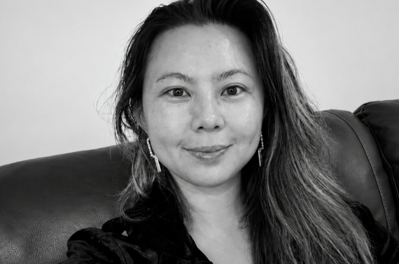 The image shows a black-and-white profile photo of a woman with short dark hair, presumably Hsin-Ju Chuang. It is displayed within a "绑定账号" (Bind Account) interface screen. The photo relates to the post by serving as a portrait of the deceased former Hack VC partner mentioned in the caption.