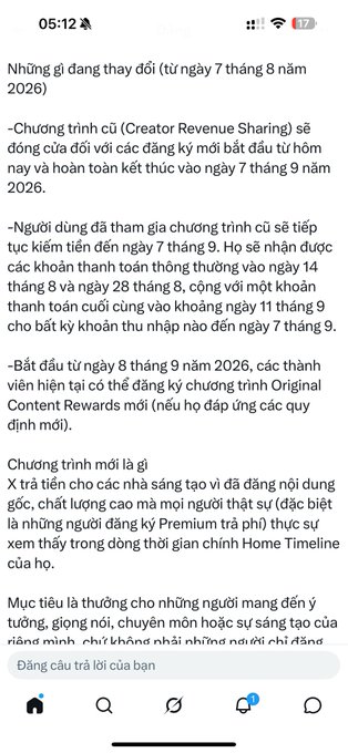 The image shows a Vietnamese-language notification from X (formerly Twitter) dated August 7, 2026, announcing that the platform will close its Creator Revenue Sharing program for new registrations and discontinue it entirely by September 7, 2026, replacing it with a new program that pays creators based on engagement rather than ad revenue. This directly supports the accompanying post's warning that creators who rely on reuploading content for income will soon lose their monetization opportunities on X.