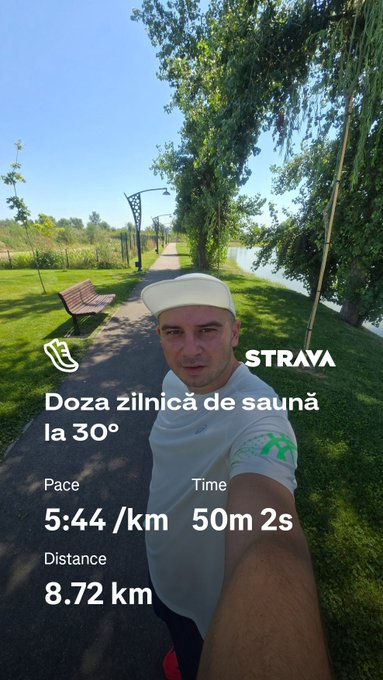 A selfie of a man in a white running cap on a sunny day, overlaid with Strava workout stats: 'Doza zilnică de saună la 30°', Pace 5:44/km, Time 50m 2s, Distance 8.72 km.