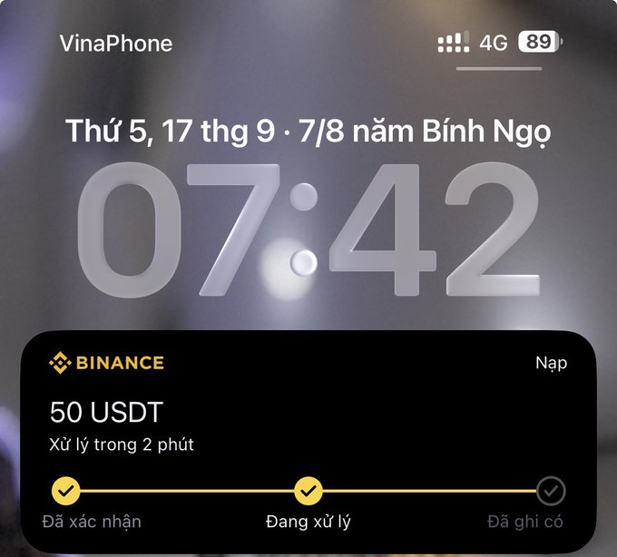 A smartphone lock screen showing a Binance notification for a 50 USDT deposit being processed, displayed over a Vietnamese date (Thứ 5, 17 thg 9) with VinaPhone carrier service.