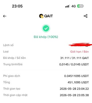 In the image, a cell phone screen displays several details related to Bitcoin transactions, including the amount of money involved (€0.0151), the date when the transaction occurred (26/05/20), and the time the transaction took place (05:05). The screen also shows the status of the transaction (approved) and the sender's address (0x61 cdg 7v). Additionally, there is a checkbox in the image indicating whether it was approved or not.