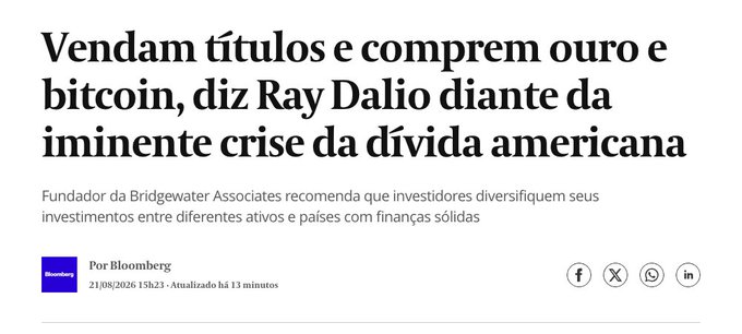 A Bloomberg headline in Portuguese reads: "Vendam títulos e comprem ouro e bitcoin, diz Ray Dalio diante da iminente crise da dívida americana" (Sell bonds and buy gold and bitcoin, says Ray Dalio in the face of the imminent American debt crisis), with a subheading noting that the Bridgewater Associates founder recommends investors diversify across assets and countries with solid finances. The image directly supports the post's claim, capturing Dalio's stark LinkedIn warning to exit bonds and rotate into gold and Bitcoin amid U.S. debt concerns, with the August 21, 2026 timestamp highlighting the urgency of his message.