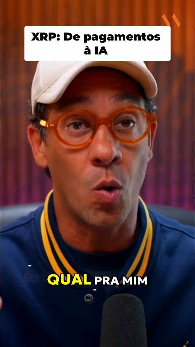 The image features a man wearing glasses, an orange hat, and a blue shirt with yellow stripes. He appears to be talking into a microphone or speaking into a camera. The caption of the image reads "O XRP está se tornando a infraestrutura para financas com IA. Agentes de IA estão prontos para assumir o papel de consultores financeiros, transformando o futuro do setor". This text is related to the post about XRP and its potential impact on financial markets.
