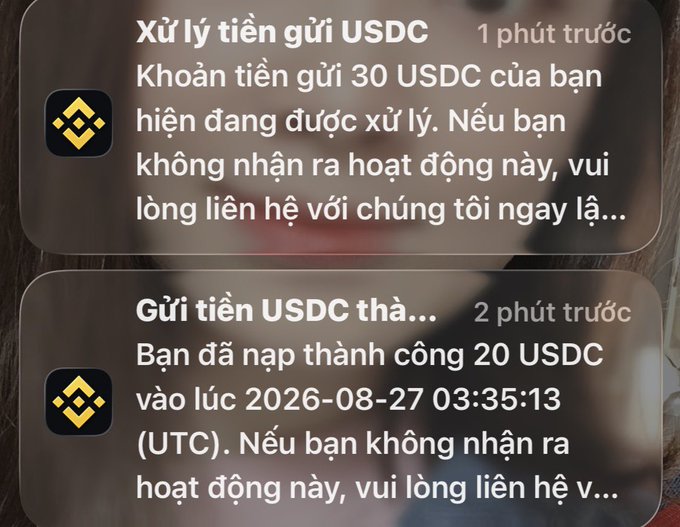 A screenshot of two Binance notifications in Vietnamese about USDC deposits, showing a successful deposit of 20 USDC and processing of a 30 USDC deposit.