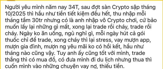 This image displays a Vietnamese warning text describing a 34-year-old man who lost all his savings gambling on crypto futures, now borrowing heavily from apps, family, and his girlfriend to continue trading until he faces bankruptcy.