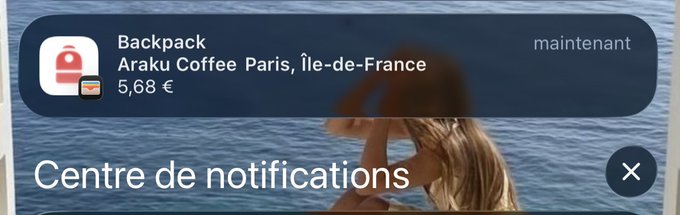 A mobile notification from the Backpack app showing a 5,68 € purchase at Araku Coffee Paris, île-de-France, displayed over a 'Centre de notifications' background image.