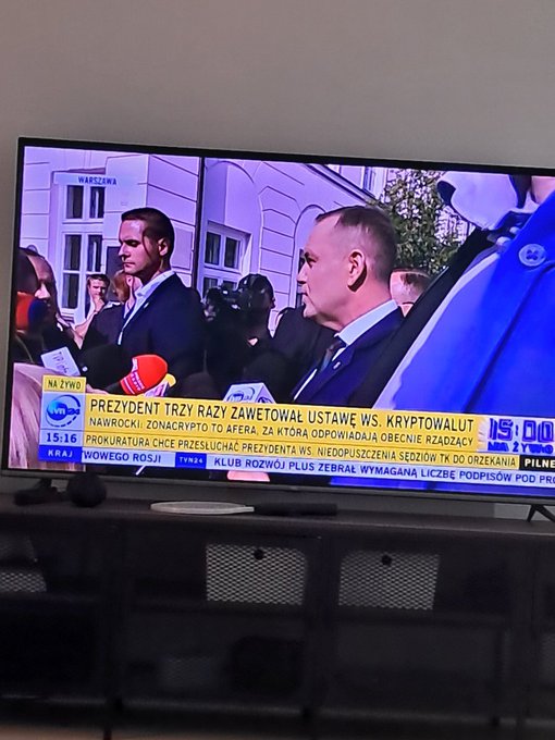A Polish television broadcast showing President Andrzej Duda at a press event, with the headline 'PREZYDENT TRZY RAZY ZAWETOWAŁ USTAWĘ WS. KRYPTOWALUT' displayed at the bottom.