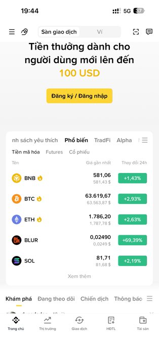 Screenshot of the Binance app in Vietnamese showing a 100 USD sign-up bonus offer and market prices for BNB, BTC, ETH, BLUR, and SOL.