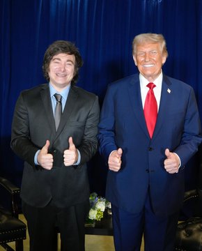 This image shows Javier Milei with Donald Trump, a relevant visual for the post discussing investments in meme coins like $.TRUMP. The post highlights the poor performance of several meme coins, including $.TRUMP, which would have resulted in a loss of value for a $10,000 investment.