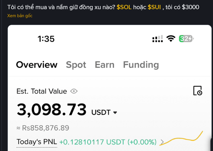 A Vietnamese crypto trading post asks which coin to buy and hold, mentioning $SOL or $SUI with $3000, alongside a screenshot showing an estimated total value of 3,098.73 USDT.