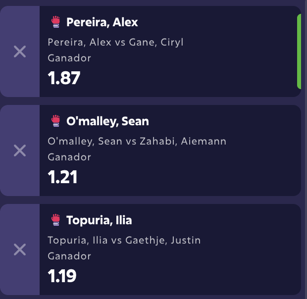 The image shows a list of names and numbers displayed on three separate screens. The first screen has a green arrow pointing towards the top left corner, while the second screen displays a red arrow pointing towards the top right corner. The third screen features a green arrow leading to the bottom left corner. These arrows are likely indicating the positions or ranks of the players in a sports competition.