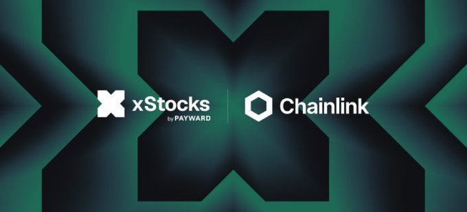 The image features a promotional banner with a dark green geometric background displaying two logos side by side: "xStocks by PAYWARD" on the left and "Chainlink" on the right. The accompanying post explains that Chainlink is enabling tokenized stocks like Nvidia, the S&P 500, and the Nasdaq-100 to move from Solana to a new chain (likely Hyperliquid), with the banner visually representing this cross-chain partnership between xStocks and Chainlink.
