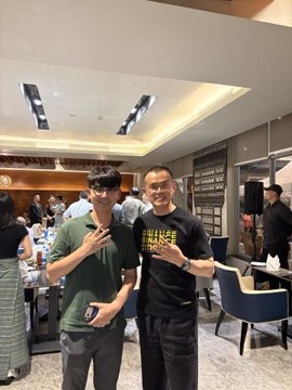 Two men pose at the EASY Residency event, with the person on the right wearing a shirt reading “BINANCE LABS” and gesturing a peace sign. The post identifies him as Binance founder Changpeng Zhao (@cz_binance) and says they discussed StableStock’s progress and support from YZi.