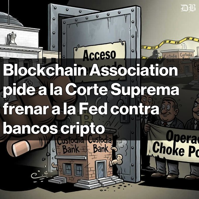 A political cartoon from 'DB' showing a hand squeezing a small 'Custodia Bank' building under a gate labeled 'Acceso', while suited figures hold a 'Operation Choke Point' sign, overlaid with Spanish text: 'Blockchain Association pide a la Corte Suprema frenar a la Fed contra bancos cripto'.