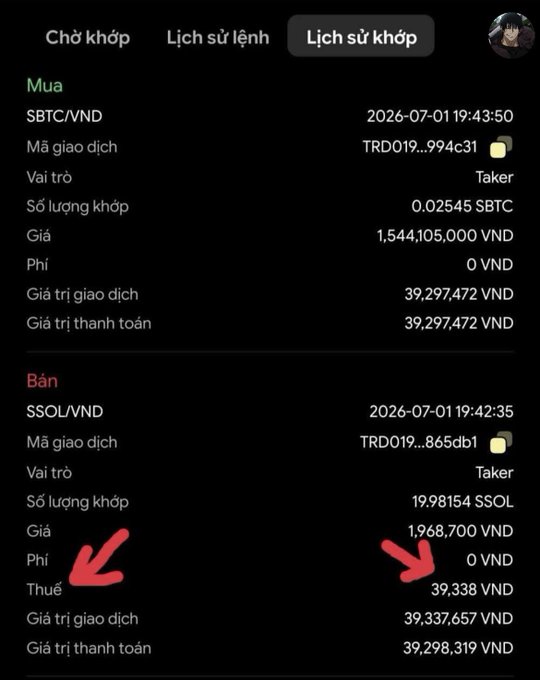 A cryptocurrency trading history screen in Vietnamese showing a SBTC/VND buy order (0.02545 SBTC at ~39.3M VND) and an SSOL/VND sell order (~19.98 SSOL at ~39.3M VND), with red arrows pointing to the tax and total payment fields.