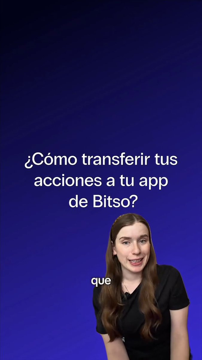A woman with long brown hair in a black shirt speaks against a blue background, with Spanish text reading "¿Cómo transferir tus acciones a tu app de Bitso?" (How to transfer your stocks to your Bitso app?) and the word "que" displayed as caption text. The image serves as a visual tutorial explaining the steps to transfer an investment portfolio to the Bitso app, complementing the post's promotion offering 3% back on transferred portfolios.