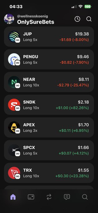 The image shows a screenshot of a phone's screen displaying various app icons, including ones for sports betting and long short-term contracts. The phone is mounted on a stand that keeps it in focus while showing different apps at once. The screenshot also includes text from another post, which talks about "Wollt grad Solana ein zuach abgebogen für Sauna mit gefunden zurück das alles", suggesting the presence of betting apps and their features or benefits on the phone's screen.
