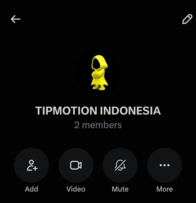 The image shows a Snapchat group chat called "TIPMOTION INDONESIA" with 2 members, featuring a yellow hooded figure emoji as the group icon. The screenshot relates to the post by showcasing the container X group the creator made for TipMotion enthusiasts in Indonesia to connect and "mutual up" with each other, complementing their invitation to comment "@tipmotion 100" for membership.