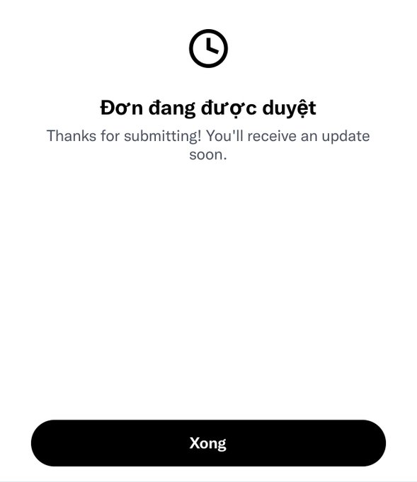 A status screen in Vietnamese displaying 'Đơn đang được duyệt' (Submission being reviewed) with the English text 'Thanks for submitting! You'll receive an update soon.' and a black 'Xong' (Done) button at the bottom.
